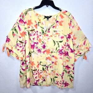Investments Woman Top Lovely Yellow Floral Short Sleeve  V- Neck  Size 3X.